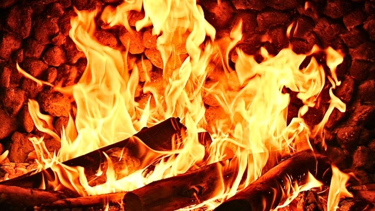 🔥 Glowing Cabin Fireplace with Cozy Embers and Relaxing Fire Soundscape for Peaceful Evenings