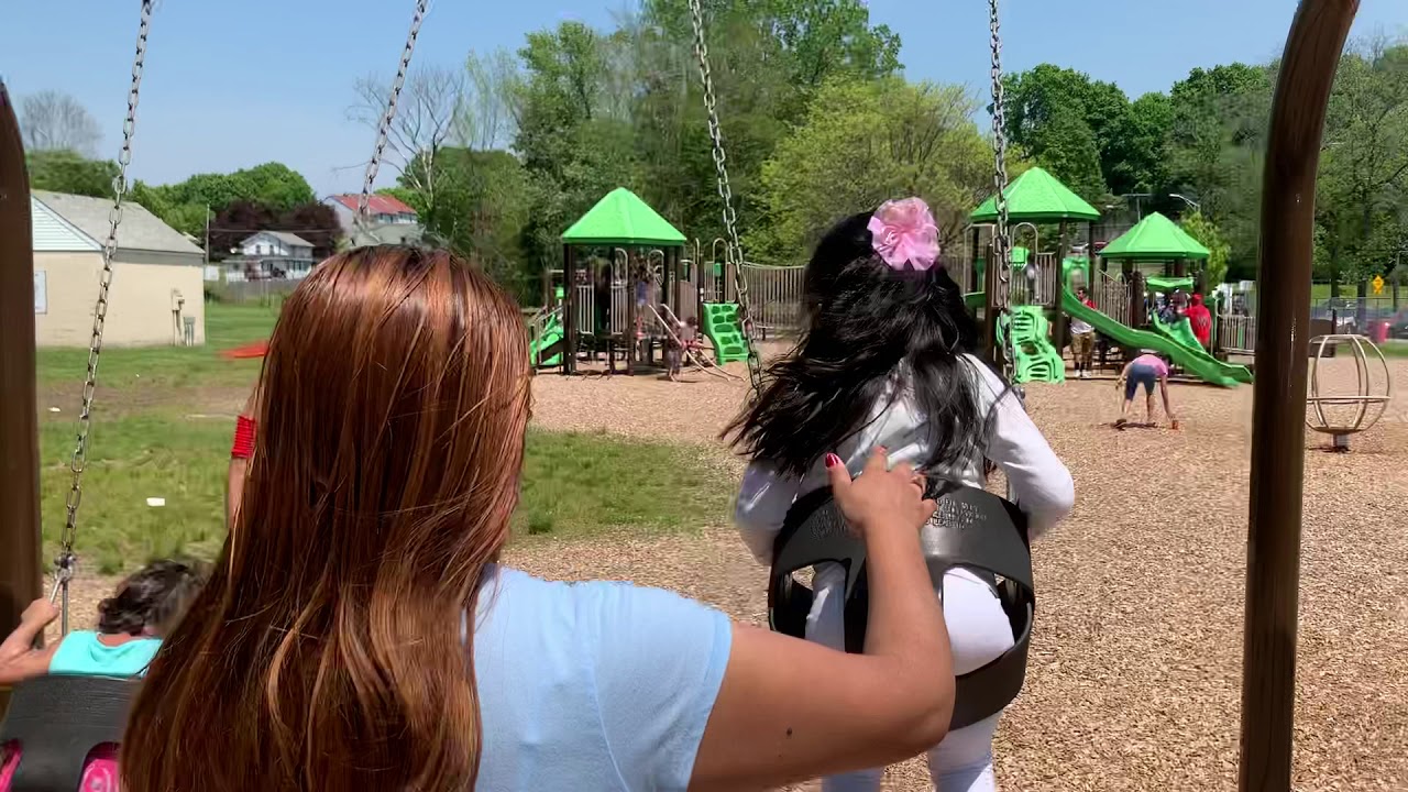 Niña Jugando En Columpio