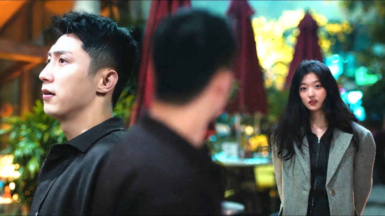 霸總約灰姑娘見面卻被臨時任務打斷，結束時發現灰姑娘還在乖乖等他，激動之下直接摟住她在接頭熱吻！#冬至 #黄景瑜 #孙千 #霸总 #爱情