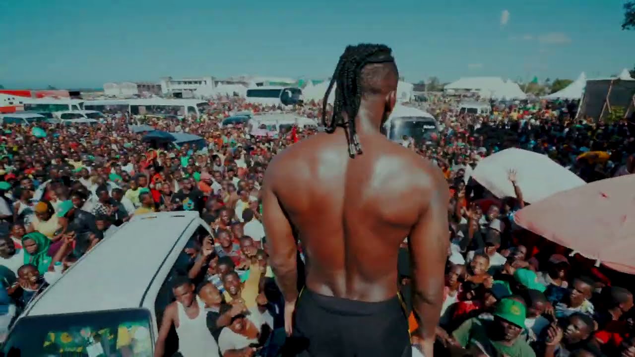 Diamond Platnumz - Amazing fan Love At The Tanganyika Packers ( Kawe)