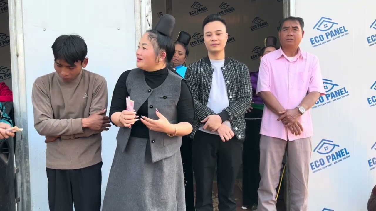 Hương Rừng và em Minh bàn giao nhà cho 2 mẹ con chị chơ cháu Đức rơi nước mắt