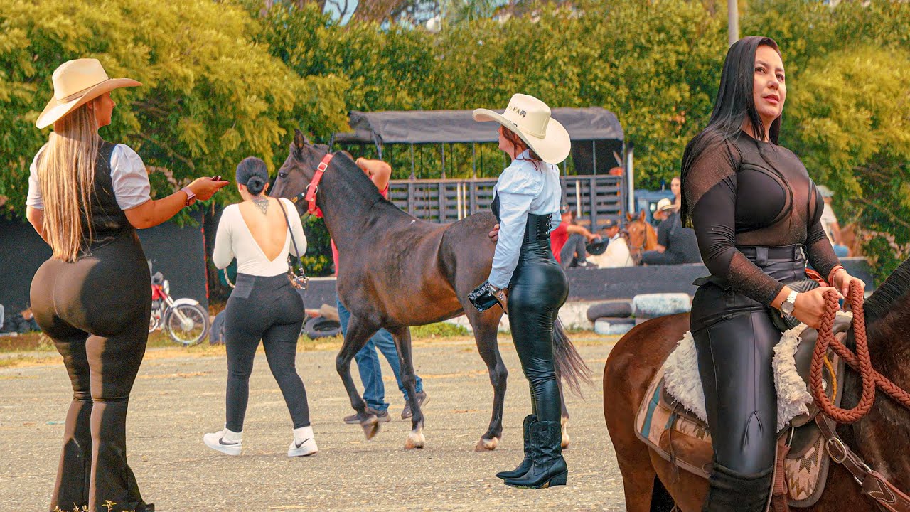 Amazing Rodeo in Colombia 🔥 Beautiful Women Riding Horses in the City