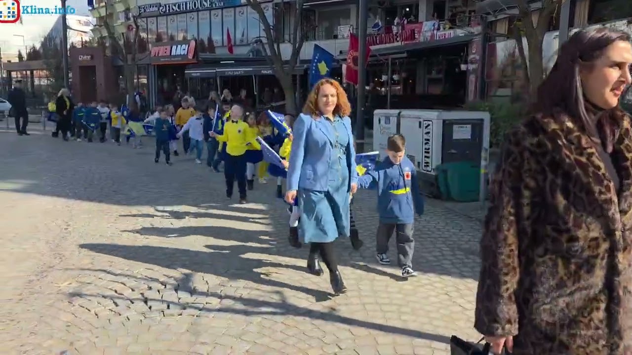 Përvjetori i Pavarësisë së Kosovës 🇽🇰, fëmijët veshur me ngjyrat e Flamurit hijshojnë Klinën 🇽🇰🇦🇱