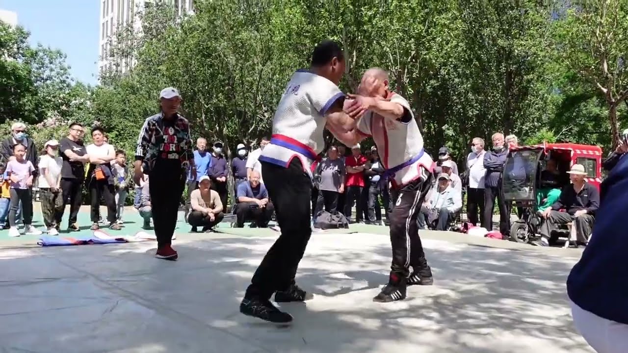 Chinese amateur wrestling 复兴公园，少华跤场。看这三位走的够齐，这跤摔的够棒 