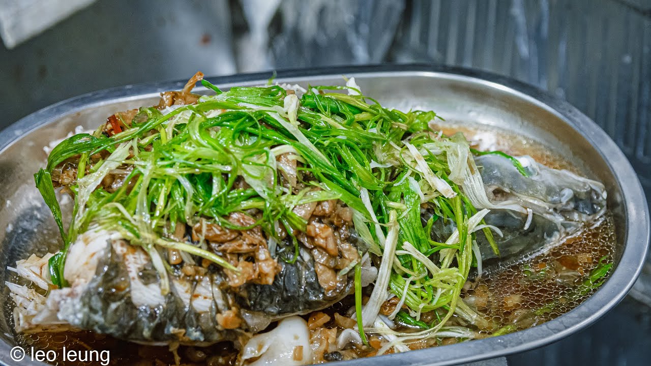 《廣東話影片》香港人的味道回憶——梅菜蒸鯇魚(可改用其他魚代替)，又一道經典香港人家常菜，要做到酒樓級水準，關鍵就在炒梅菜，大家快來看看我如何製作吧，我這道蒸鯇魚，隔一晚翻熱都不會腥的哦！