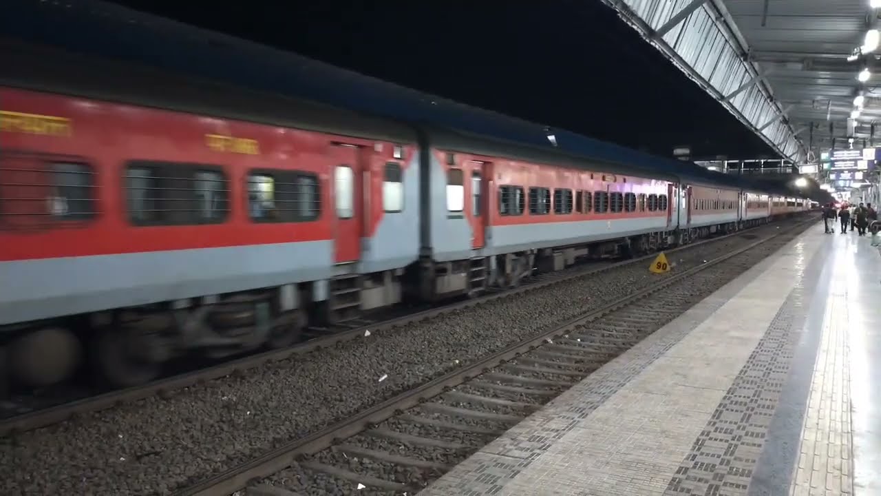 2 Trains Arrival at Manmad Station | Ltt Janta Express & Humsafar Express | Tushar Sinha