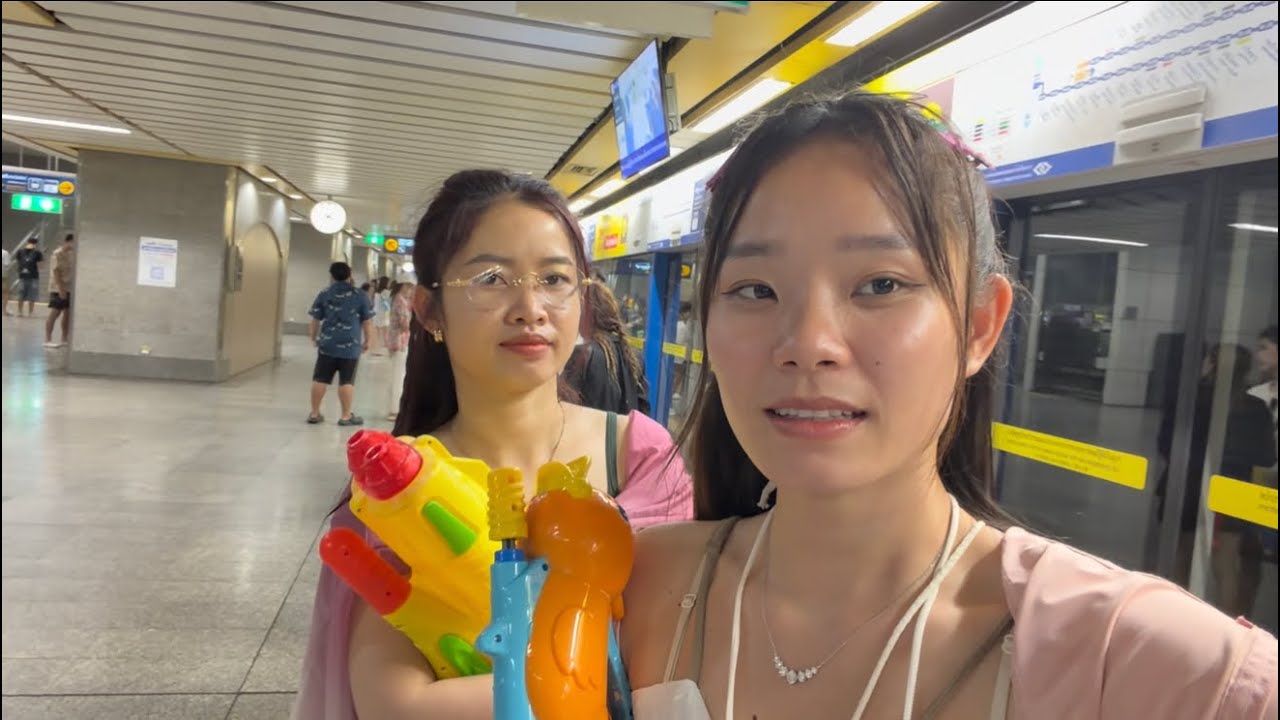 สาวลาว🇱🇦 เที่ยวสงกรานต์💦ที่สีลม🇹🇭ครั้งแรก⁉️￼ คนเยอะและสนุกมากๆ