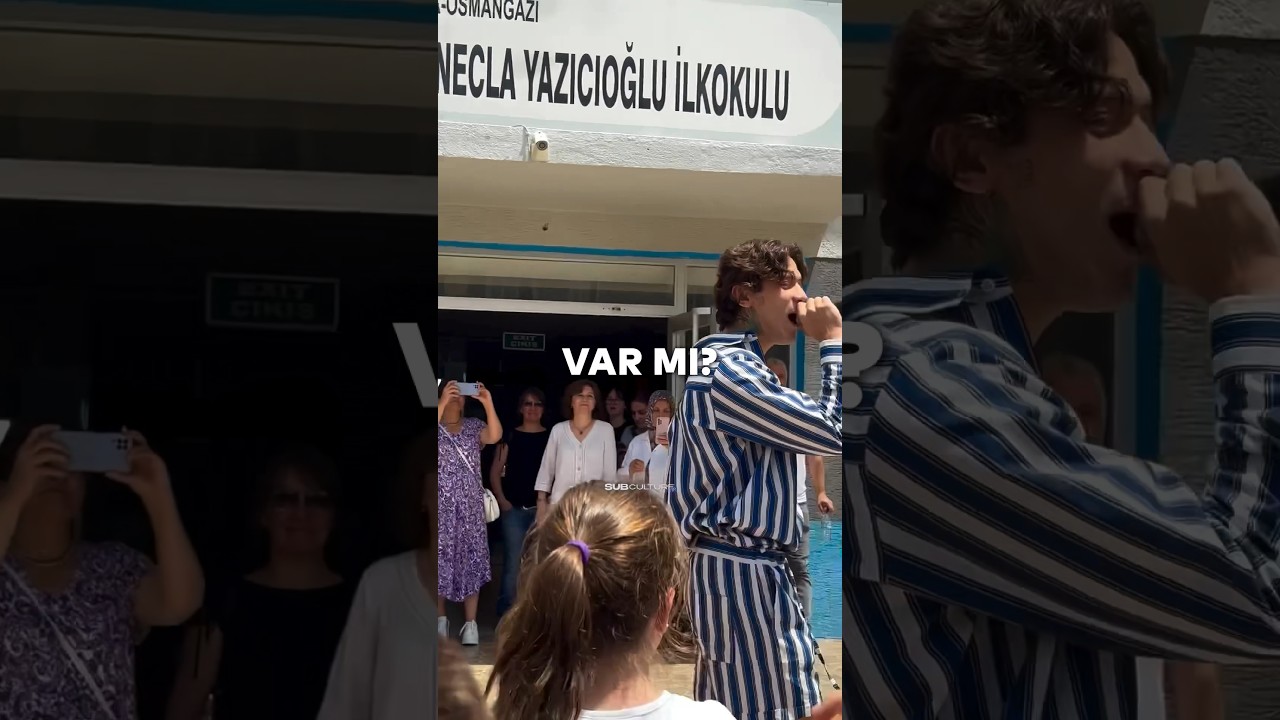 Cakal bir ilkokulda mini konser d&uuml;zenledi!