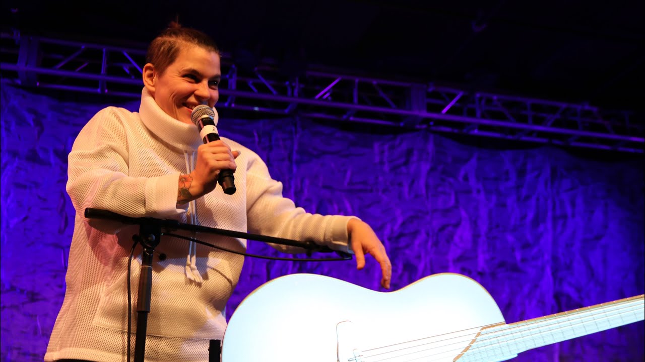 Kaki King performs projection mapped guitar show at the Temple Theater [FULL CONCERT]