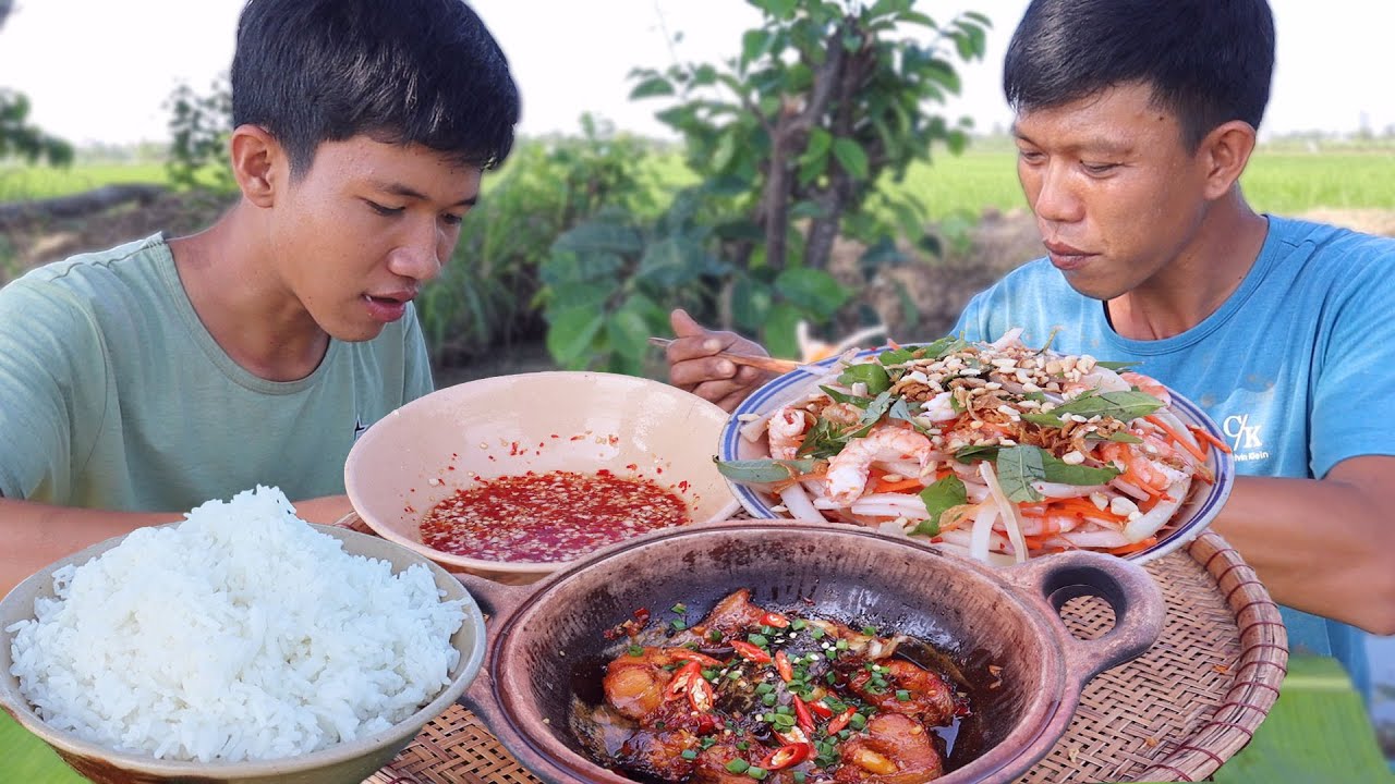Gỏi Ngó Lục Bình Trộn Tôm, Tai Heo ● Bữa Cơm Ngon Ngoài Đồng | VTNam Vlog #09