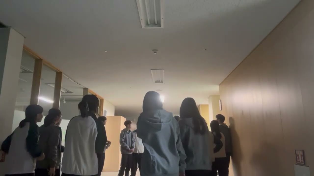 복도에서 부른 하나고 17기의 Rewrite the Stars