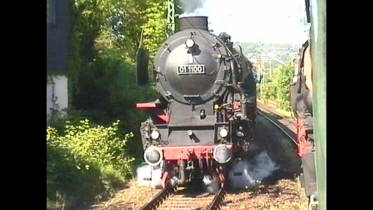 Dampflok 01 1100 u. 52 8121 als Schiebelok mit schwerem Zug durch den Westerwald