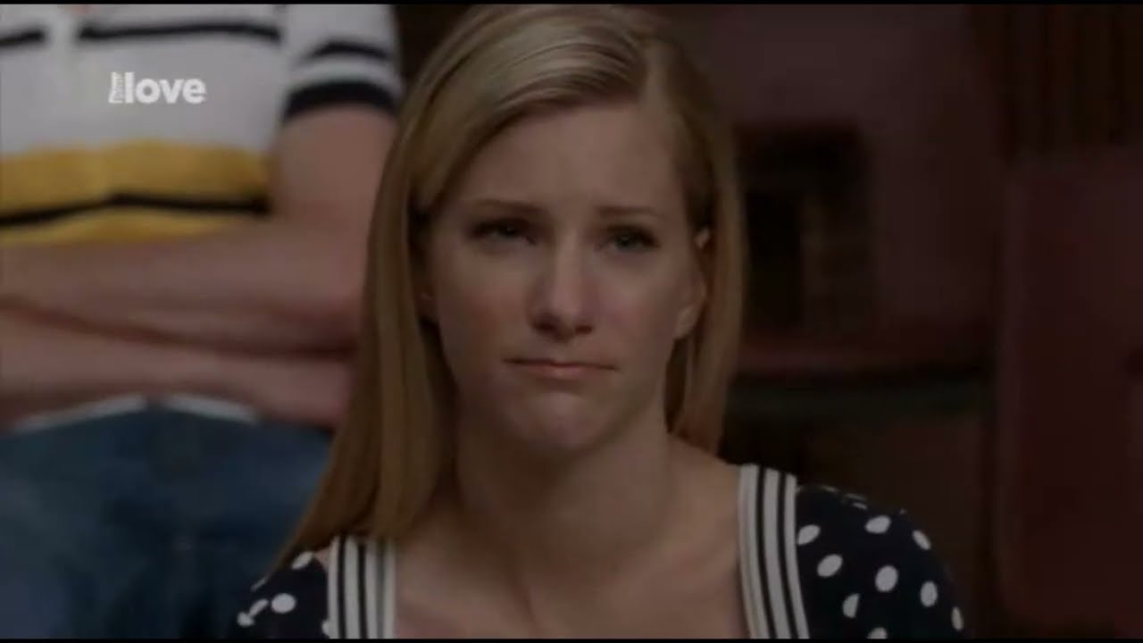 Glee cz dabing Rachel oznamuje Glee klubu, že půjde na operaci nosu 2x18