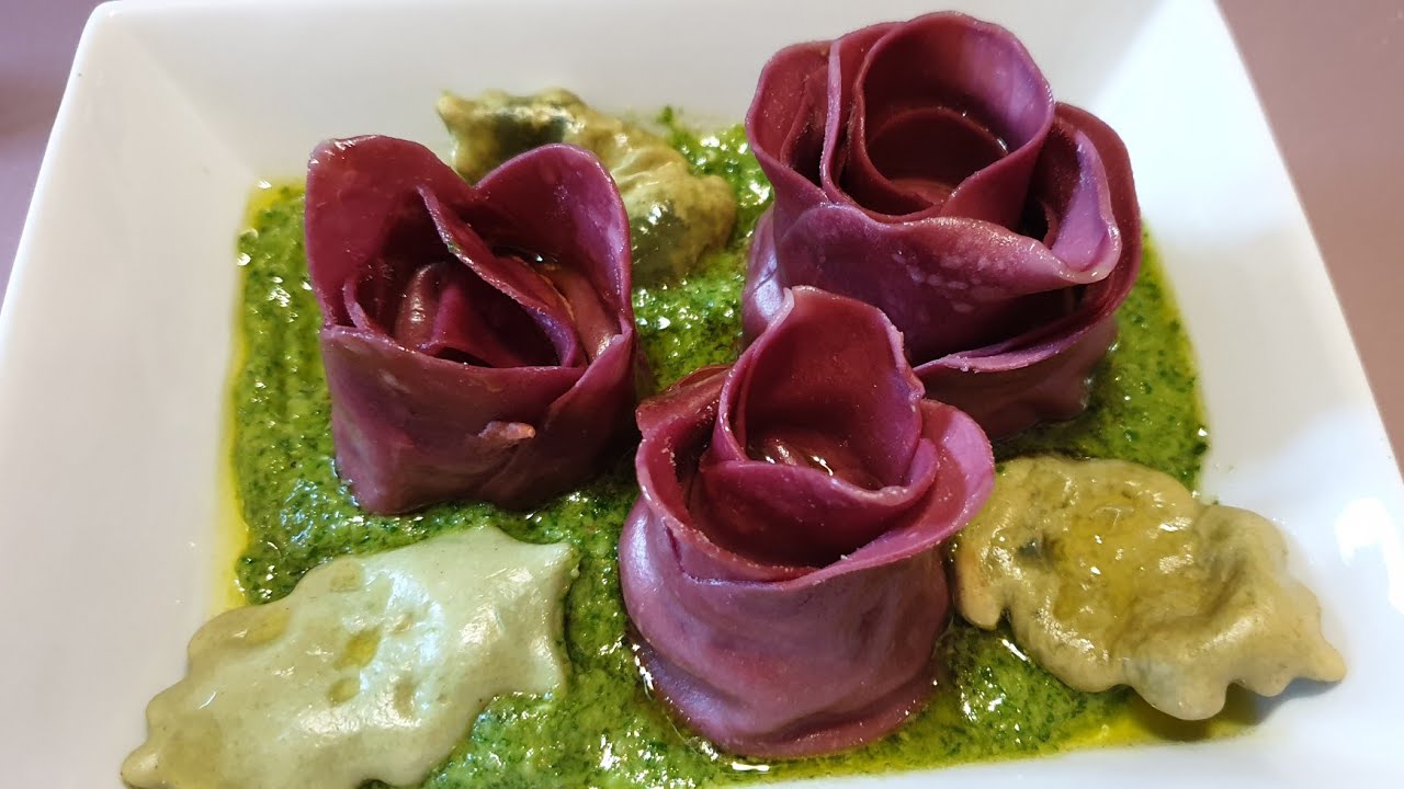 Ravioli a forma di rosa con pasta colorata. how to make rose ravioli
