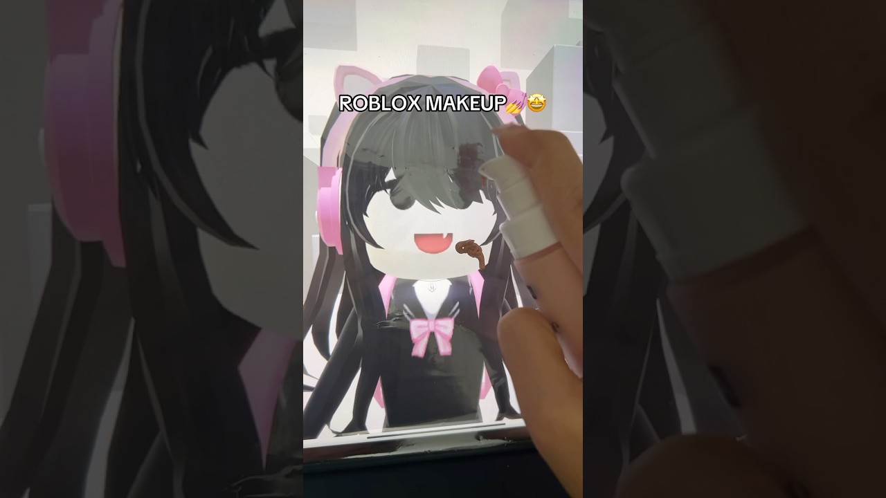 Doing Roblox makeup!💗 (don&rsquo;t try on you IPad!!😭) #roblox #robloxshorts