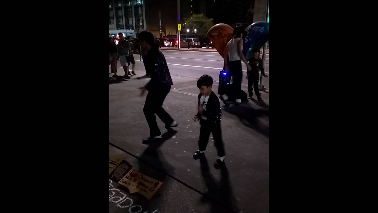 Avenida Paulista tem de tudo! Mini Michael Jackson!