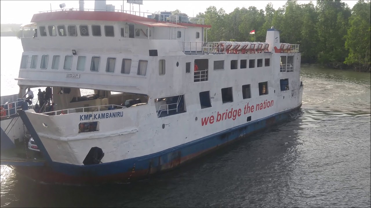 Naik kapal ferry menuju mamuju