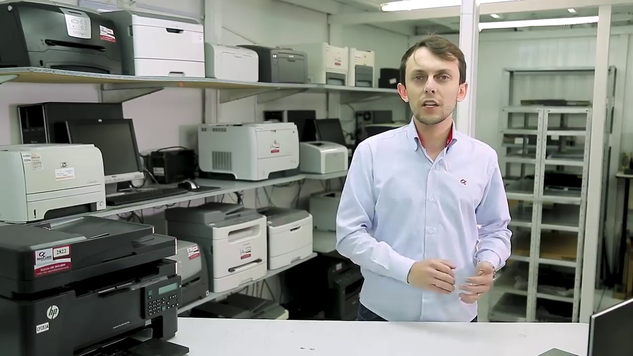 É possível imprimir em um papel mais grosso ou adesivado?