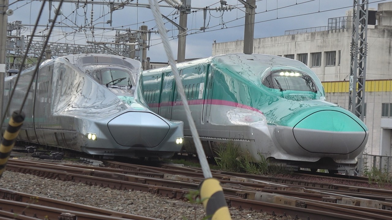 第３７回新幹線車両基地まつりで並走するＥ５系とALFA-X