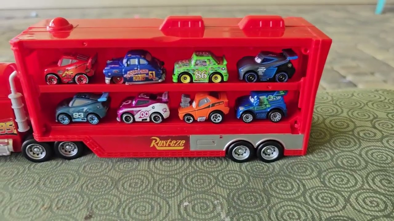 Mini Racers Pixar Cars Open and Play!