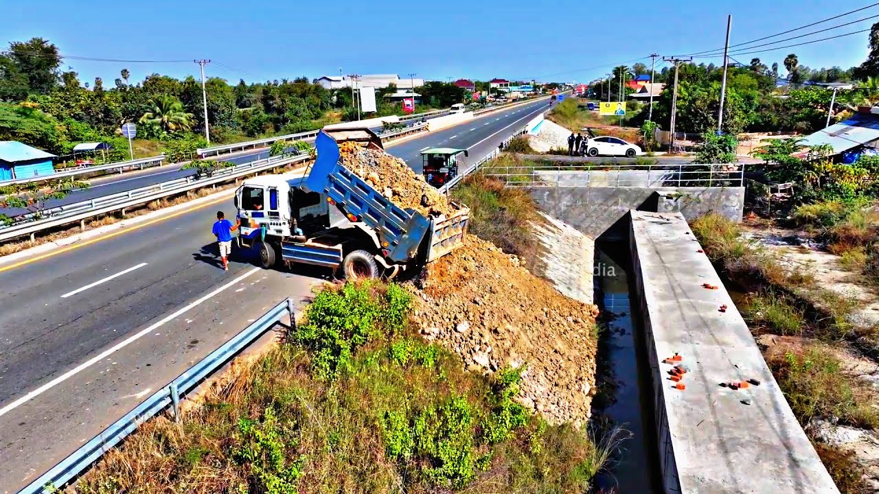 Full Video!! of the landfill next to the ASEAN Road to make the entrance to the house By Dump Truck.