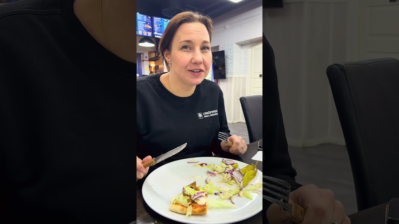 Hon vägrar att lämna ifrån sig pizzan 😅 