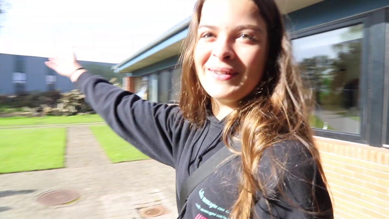 BES&Oslash;G VORES EFTERSKOLE - To elever viser os rundt p&aring; Sor&oslash; Gymnastikefterskole