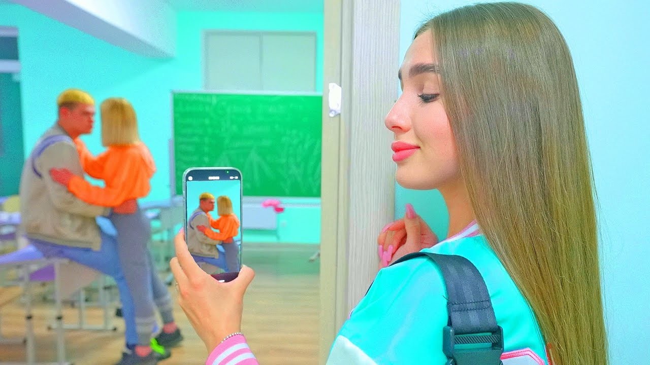 Diana hledá špínu na novou trenérku roztleskávaček 🥰 Vtipné dobrodružství Diany a spolužáků