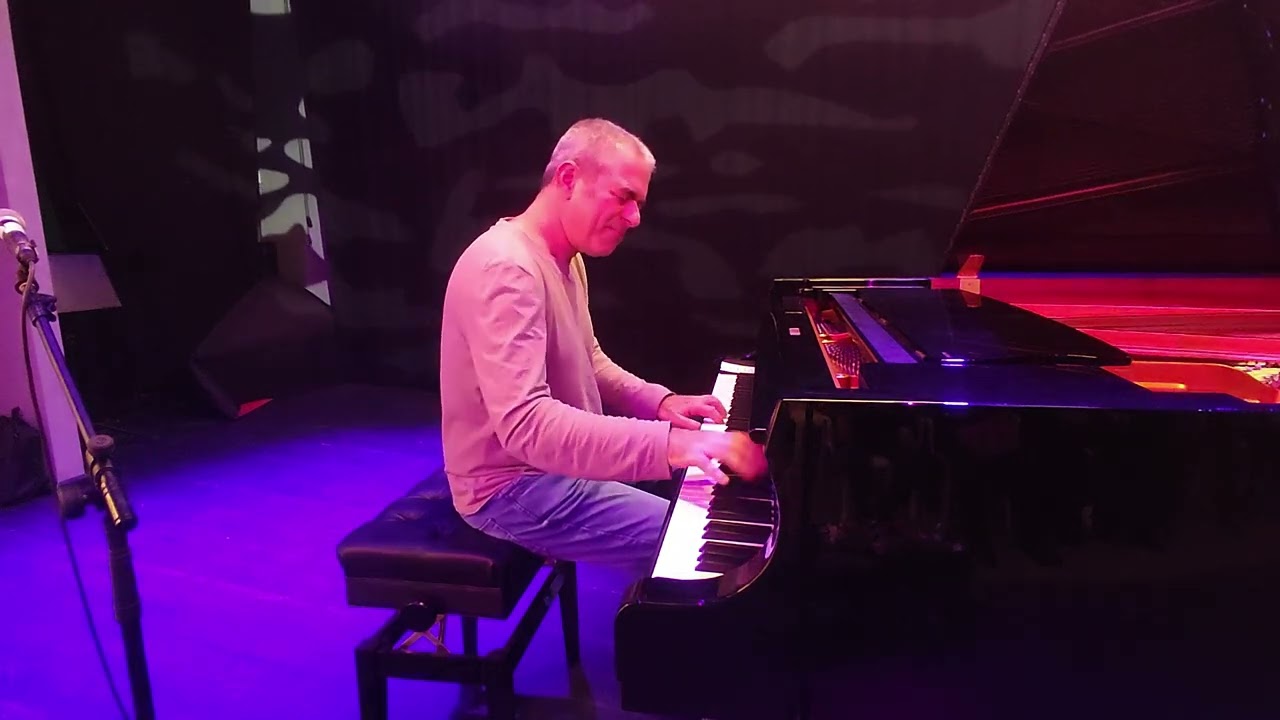 País Tropical - Piano Solo (ארץ טרופית יפה)