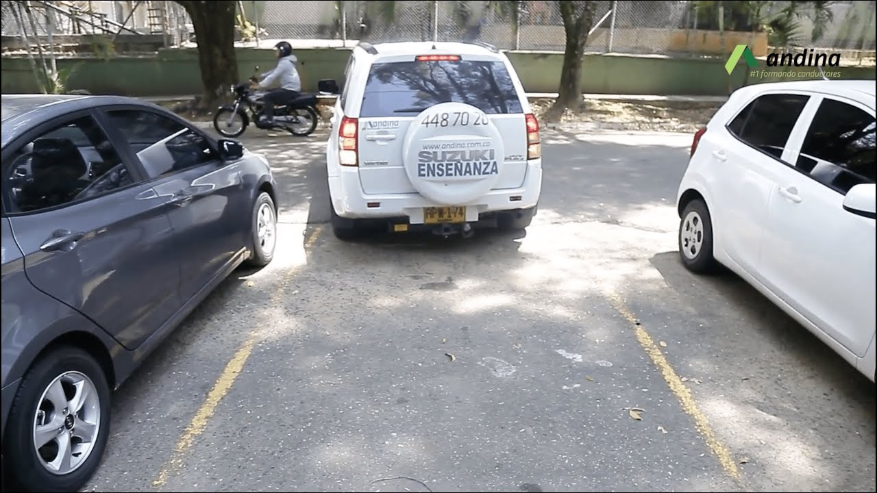 ¿Cómo parquear un carro en reversa? - Escuela Andina de Automovilismo