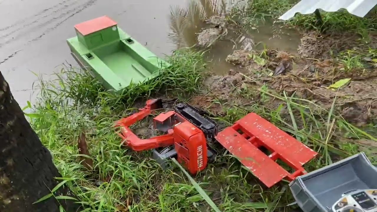 Cháy phà xe cuốc & xe cuốc hitachi bị lật khi lên phà