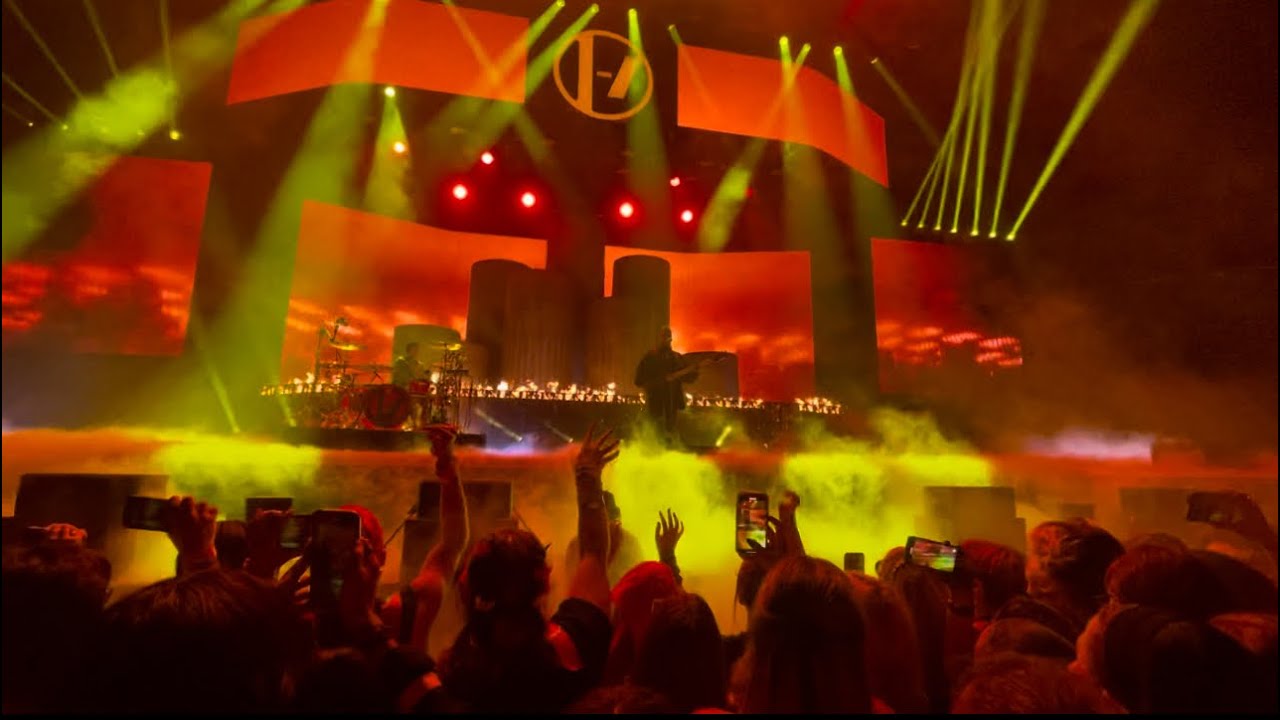 Twenty One Pilots - Navigating (Live in Sacramento 8/25/24)