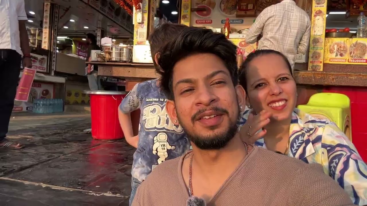 Eating EVERYTHING at JUHU beach 😳