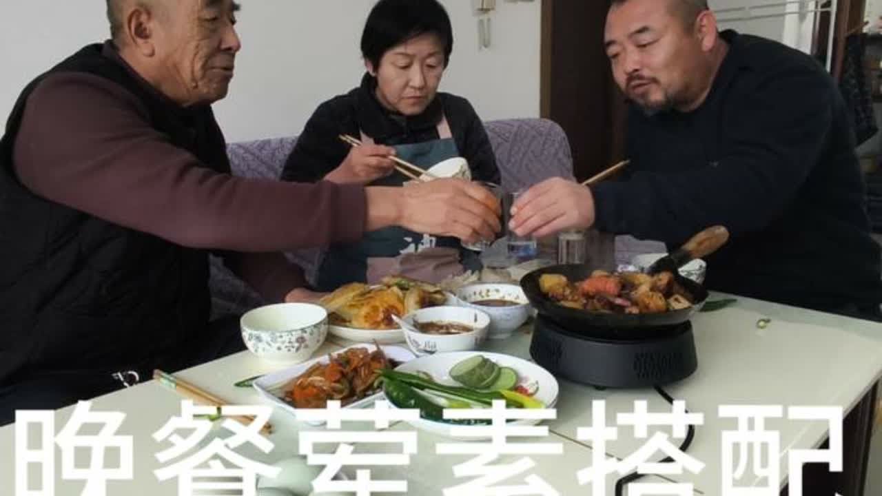 韭菜盒子，煎五花肉，拌大豆腐皮冻，烟台白酒继续。