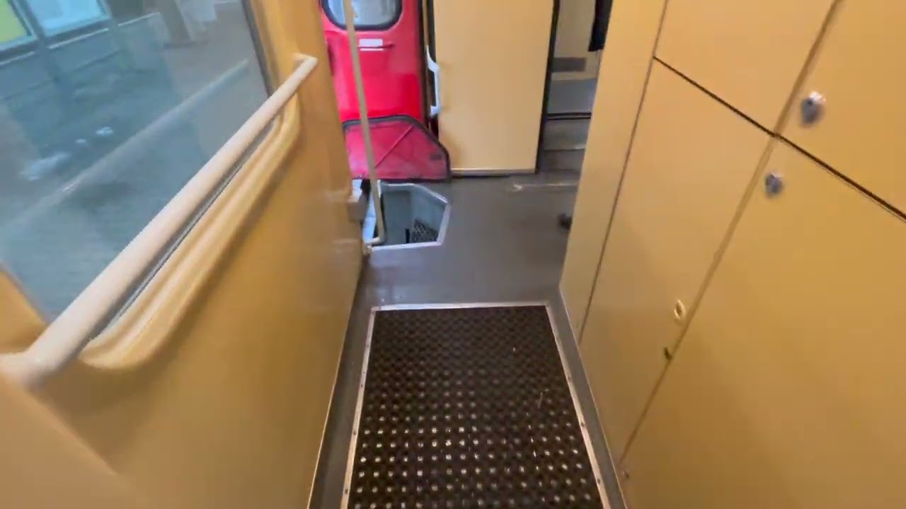 Rundgang im Ersatzzug der TRI auf dem RE11 in Paderborn