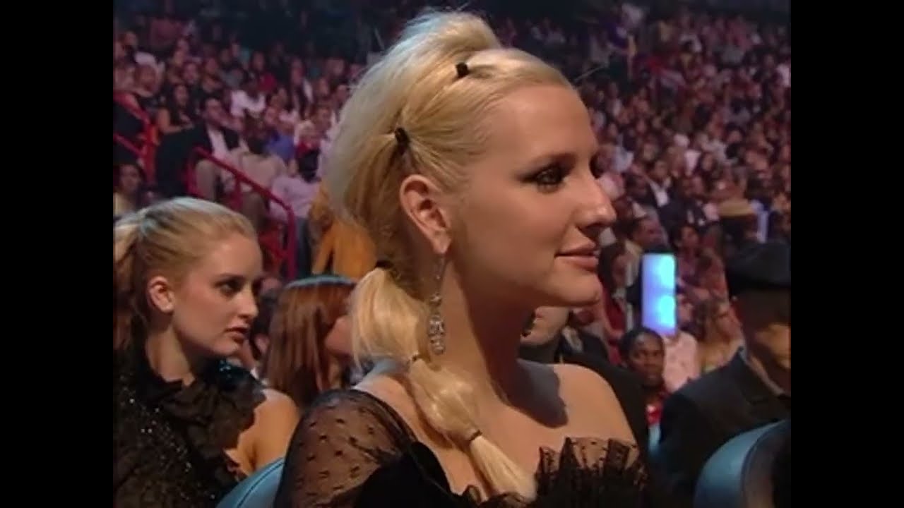 Fall Out Boy Winning the MTV2 Award at the VMAs (2005)