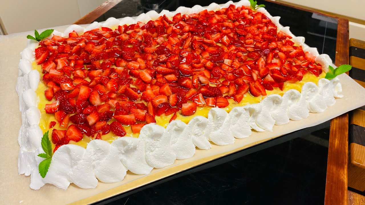 Torta di pan di Spagna farcito con crema e frutta ￼