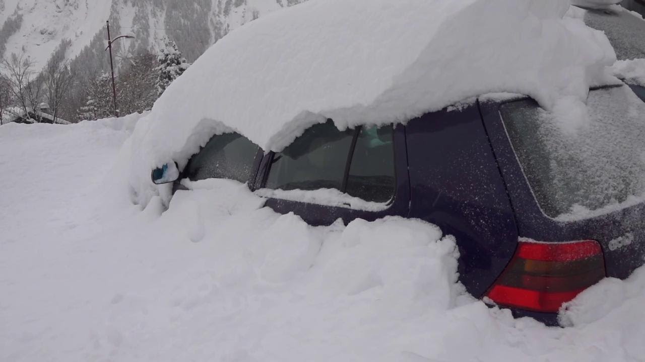 Maltempo a Courmayeur, le auto sommerse dalla neve