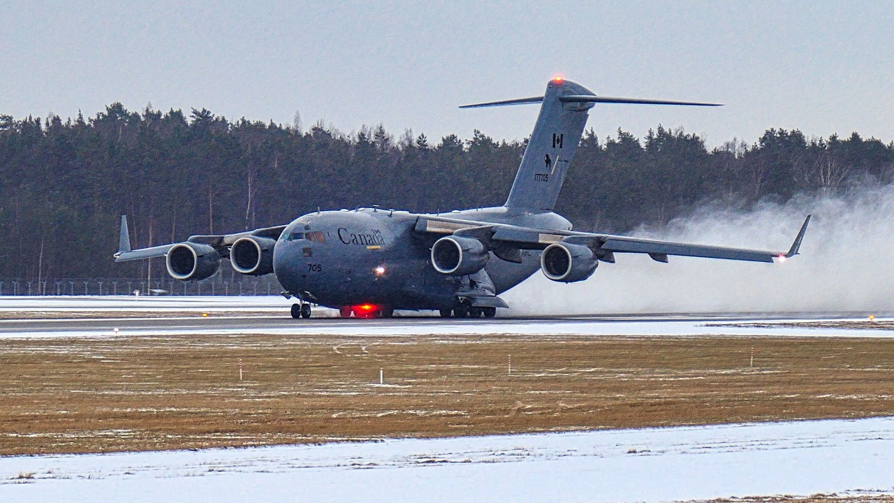 🇨🇦 Boeing C-17A Globemaster Royal Canadian Air Force SNOWSTORM TAKEOFF from Riga Airport