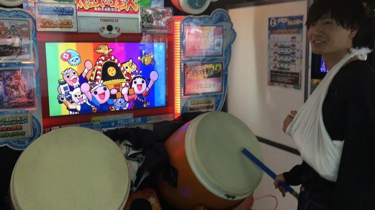 骨折した状態で太鼓の達人をやる男。
