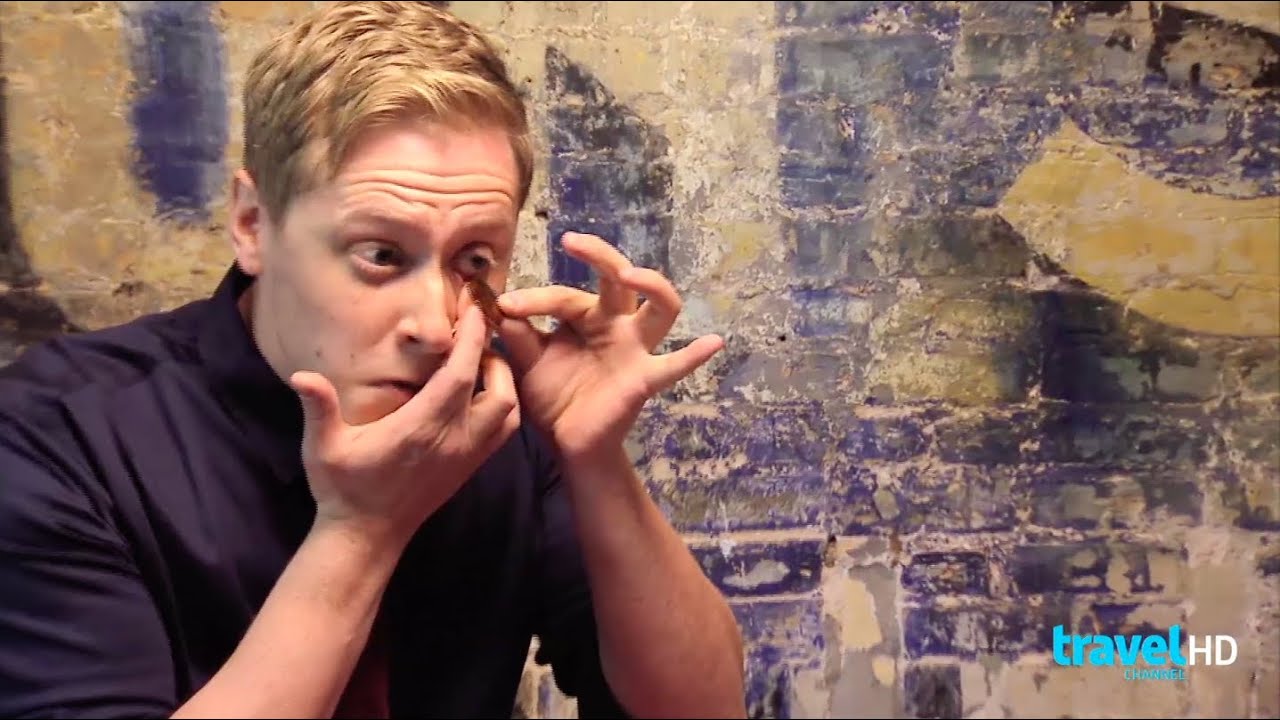 Magician puts broken glass in his eye - Ben Seidman