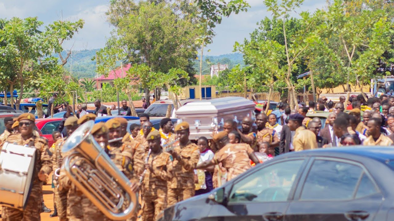 GHANA PRISONS BAND PLAYS HOT PENTECOST PRAISES /MEWO NYAME OTUMFO W'MANIM  AT A FUNERAL#pentecostal