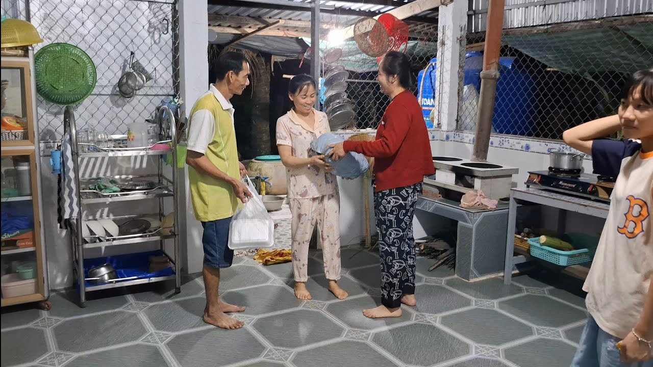 Quà Đến Tận Tay Trao Út Linh  Quá Vui Mừng ! | BĐMV&Family