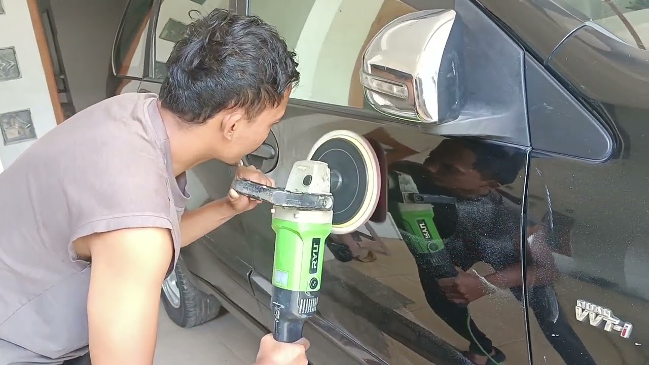 TIPS DAN TRIK POLES MOBIL JADI KINCLONG SEPERTI BARU