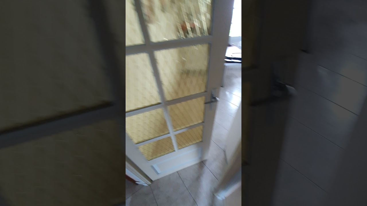 La porte avec les carreaux jaunes