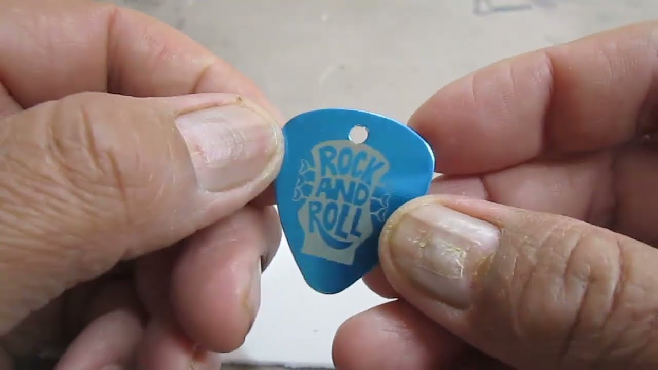 Grabado Laser En Placa De Aluminio Anodizado En Forma De Púa Para Guitarra Con Grabadora DAJA DJ6 .