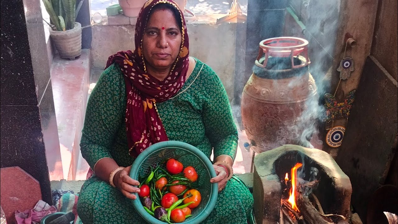 चूल्हे का देसी स्वाद 😍 मटर, पनीर कि मसालेदार सब्जी 🤩 #cooking #rajasthan #live #viral #viralvideo