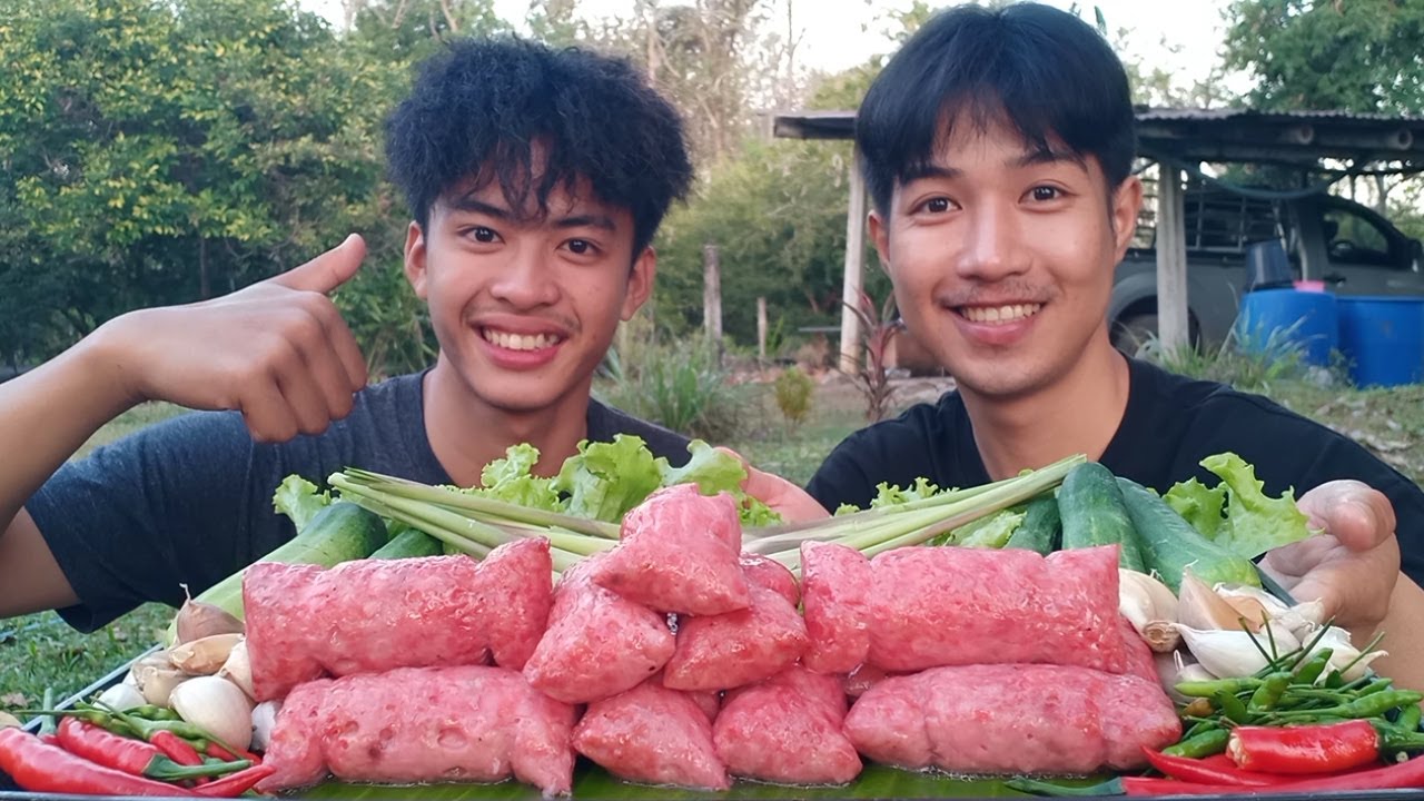 แหนมย่างดอนเมืองนุ่มๆฉํ่าๆ ผักพริกกระเทียมพร้อม มากินด้วยกันนะครับ.