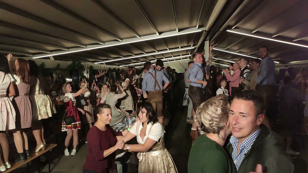 Oktoberfest Stimmung mit Alpen-Party
