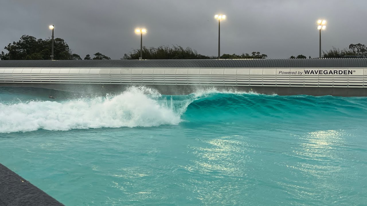 Surfando de longboard cl&aacute;ssico na piscina de ondas! SURFLAND / WAVEGARDEN
